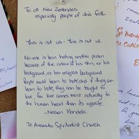 Suasana duka masih sangat terasa di New Zealand. Banyak warga yang menulis surat, mengirim bunga, hingga memakai kerudung untuk menghormati korvan peristiwa penembakan di dua masjid di Christchurch. Foto: Foto: Instagram/NurulShamsu