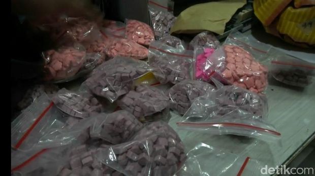 Barang bukti ekstasi