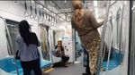 Kacau! Kelakuan Penumpang MRT Ini Bikin Miris