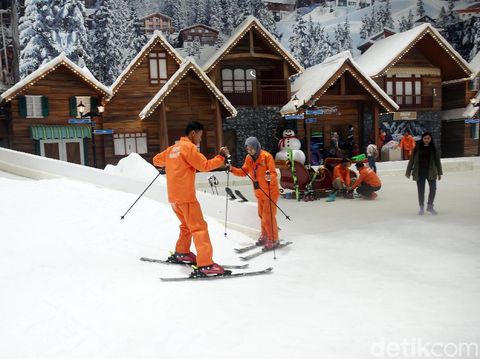 Arena bermain ski di Trans Snow World Juanda/ 