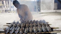 Jika ingin dibawa pulang sebagai oleh-oleh, waktu pengasapan ikan fufu lebih lama lagi. Ikan diasapi maksimal 10 jam agar lebih kering sehingga bisa awet selama 3-4 hari.