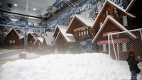 Trans Snow World berada di area Trans Park Juanda yang hanya berjarak 100 meter dari stasiun Bekasi Timur.  (Rachman/detikcom)