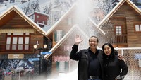 Chairul Tanjung dan Anita Tanjung menikmati suasana di Trans Snow World Juanda (Rachman/detikcom) 