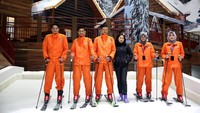 Anita Tanjung bersama para instruktur ski. Ya betul, kamu bisa main ski di sini. Seru banget! (Rachman/detikcom)