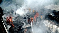 Api yang diduga berasal dari pembakaran sampah itu dapat dipadamkan setelah 9 unit mobil pemdam kebakaran dikerahkan. ANTARA FOTO/Yulius Satria Wijaya.