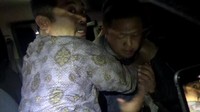Foto: Wahyu terlihat melakukan adegan pembunuhan Sulaiha. Dia mengaku mencekik Sulaiha hingga tewas di dalam mobil warna biru. Dok. Istimewa