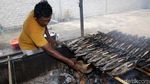 Melihat Pembuatan Ikan Asap di Halmahera Selatan