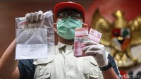 KPK juga menunjukan barang bukti uang yang diperoleh dalam operasi tangkan tersebut.