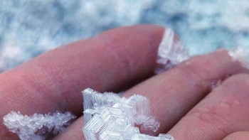 Kristal es memiliki bentuk dan ukuran berbeda-beda. Ini salah satu contohnya di Swiss yang tampak unik. Foto: boredpanda