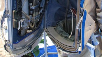 Penasaran seperti apa bagian dalam baju luar angkasa yang dipakai astronot kala spacewalk? Seperti ini wujudnya. Foto: boredpanda