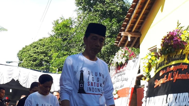 Jokowi Takziah ke Rumah Duka Ketum Seknas M Yamin Jokowi Takziah ke Rumah Duka Ketum Seknas M Yamin