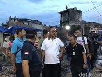 Mensos Agus Gumiwang di lokasi kebakaran Krukut Jakarta Barat