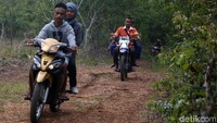 Tim diantar oleh pemuda setempat dengan menggunakan sepeda motor. 