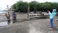 Pantai yang memiliki hamparan terumbu karang yang terawat serta potensi perikanan yang terjaga baik oleh masyarakatnya itu kini menjadi jujukan bagi masyarakat Paiton dan sekitarnya untuk berwisata murah meriah dan berwawasan lingkungan.