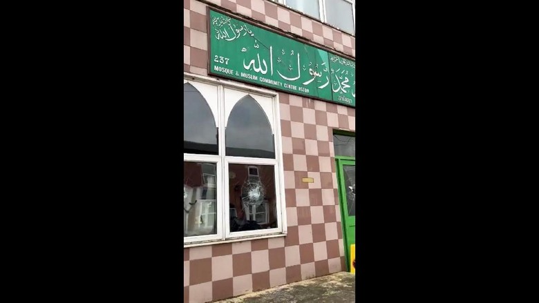 Polisi Inggris Tangkap 2 Pria Terkait Aksi Perusakan 5 Masjid Polisi Inggris Tangkap 2 Pria Terkait Aksi Perusakan 5 Masjid