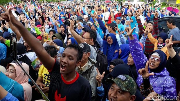 Sandiaga Hujan-hujanan dan Senam Bareng Emak-emak Sukoharjo