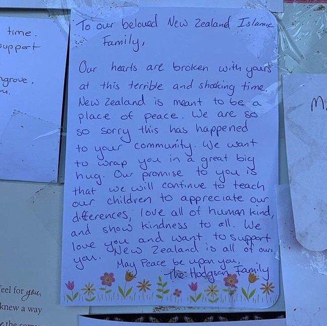 Kami janji, kami akan mengajarkan anak cucu kami untuk mengapresiasi perbedaan, kemanusiaan, dan cinta kasih kepada semua orang, tulis salah satu warga New Zealand pada surat ditempel di dinding. Foto: Foto: Instagram/NurulShamsu