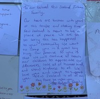 Kami janji, kami akan mengajarkan anak cucu kami untuk mengapresiasi perbedaan, kemanusiaan, dan cinta kasih kepada semua orang, tulis salah satu warga New Zealand pada surat ditempel di dinding. Foto: Foto: Instagram/NurulShamsu