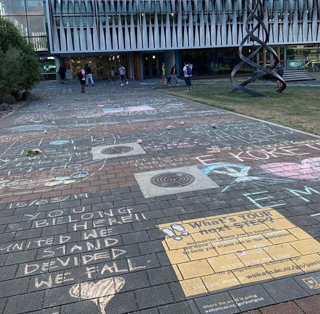 Kata-kata positif itu juga ditulis di jalanan. Hal ini memperlihatkan betapa  pedulinya mereka dan besarnya toleransi di sana. Foto: Foto: Instagram/NurulShamsu