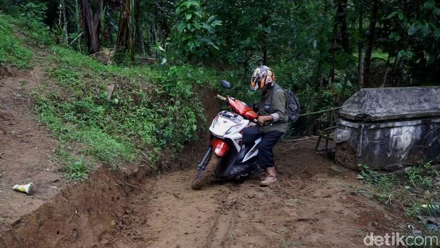 Fondansi Tergerus Banjir, Badan Jembatan Werdi di Pekalongan Patah