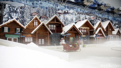 Foto: Suasana Penuh Salju di Trans Snow World Juanda