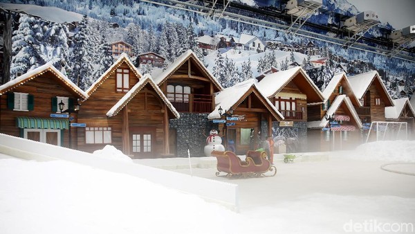 Foto: Suasana Penuh Salju di Trans Snow World Juanda