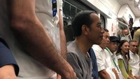 Aktor Reza Rahardian tampak berdiri di sampingnya. Foto: Deputi Bidang Protokol, Pers dan Media Setpres Bey Machmudin