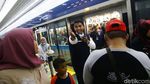 Potret Petugas Bantu Warga yang Antusias Naik MRT