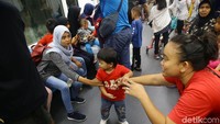 Sebagian warga mengajak anaknya yang masih balita.