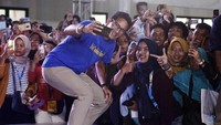 Sandiaga juga berswafoto dengan peserta Sragen YES 2019. Istimewa/Endah Dwi Ekowati.