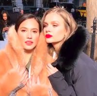 Pevita Pearce dan Josephine Skriver. 