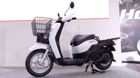 Scooter Electric Benly diklaim Honda cocok untuk mengantar barang. Tampak pada bagian depan, motor memiliki keranjang. Dan bagian belakang tempat duduk penumpang memiliki permukaan datar yang juga bisa digunakan mengangkut barang. Foto: Electrek