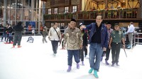 CT meninjau taman rekreasi bertema salju yang baru saja diresmikannya.