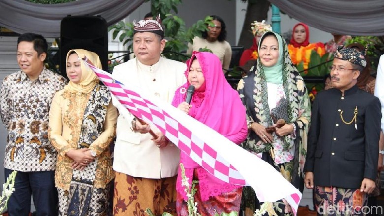 Warga Padati Jalan Nikmati Parade Budaya dan Bunga Surabaya Vaganza Warga Padati Jalan Nikmati Parade Budaya dan Bunga Surabaya Vaganza