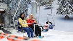 Foto Seru Main Salju di Trans Snow World Juanda Bekasi
