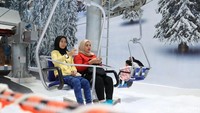 Di Trans Snow World Juanda ada juga wahana kereta gantung untuk mengantar wisatawan. Persis seperti di Eropa (Randy/detikcom)