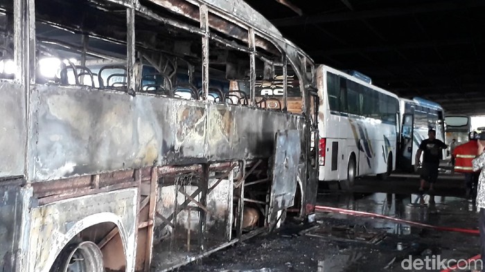 Kebakaran garasi di Brebes, 6 bus terbakar, Minggu (24/3/2019).