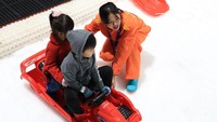 Snow Ranger mendampingi anak-anak bermain salju. Orangtua pun bisa tenang liburan di sini (Randy/detikcom)