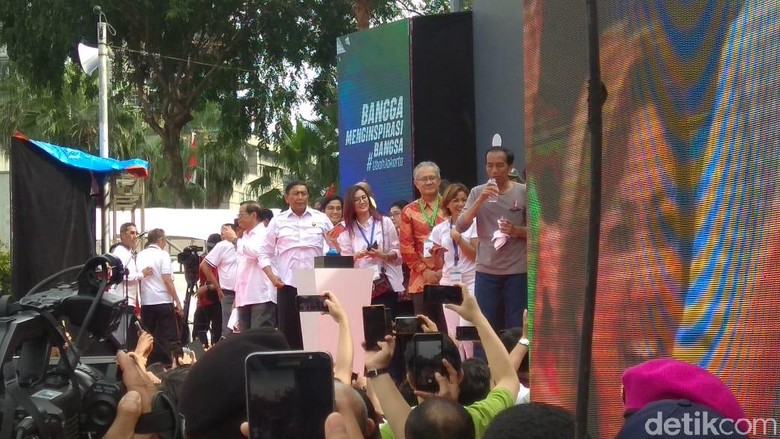 Resmikan MRT Jakarta, Jokowi Mandi Keringat dan Tampak Kehausan Resmikan MRT Jakarta, Jokowi Mandi Keringat dan Tampak Kehausan