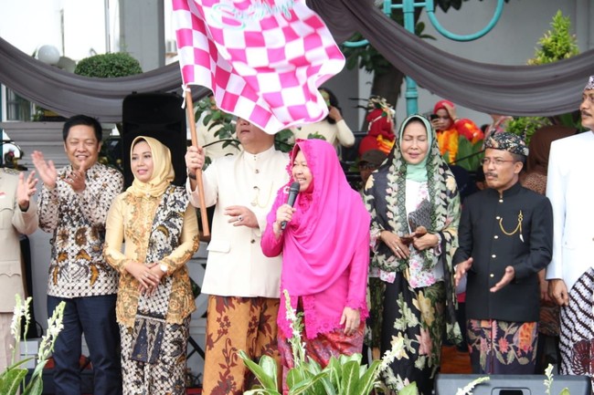 Risma tampil segar mengenakan kebaya Suroboyo-an yang berwarna merah muda. Penampilannya ini pun dilengkapi kerudung merah muda dan selendang berwarna senada.  Foto: Dok. Hilda Meilisa Rinanda/Detikcom