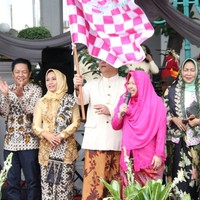 Risma tampil segar mengenakan kebaya Suroboyo-an yang berwarna merah muda. Penampilannya ini pun dilengkapi kerudung merah muda dan selendang berwarna senada.  Foto: Dok. Hilda Meilisa Rinanda/Detikcom