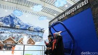 Spot foto dengan blue screen di Trans Snow World Juanda. Pengunjung senang karena bisa bermain salju (Johanes Randy/detikcom)