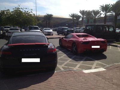 Parkiran Kampus di Dubai Bak Showroom Rolls-Royce cs