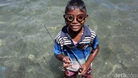 Sebagian dari mereka mencari ikan dengan menggunakan panah kecil hasil modifikasi.