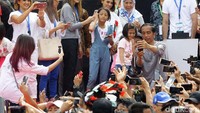 Jukowi melayani permintaan swafoto warga, terutama anak-anak.