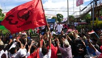 Jokowi sejak bergerak dari alun-alun dikawal ribuan simpatisannya. M Iqbal/detikcom.