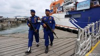 Mereka juga berpatroli di dermaga yang menjadi lokasi berlabuh kapal Bahtera Seva III.