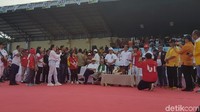 Tak lupa, Jokowi juga mensosialisasikan tiga kartu yang ada dalam programnya. Kartu-kartu itu disebut Jokowi adalah kartu yang bagus untuk membangun Indonesia. (Bahtiar Rivai-detikcom)
