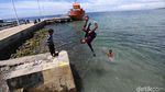 Potret Anak-anak Madopolo Bermain di Laut
