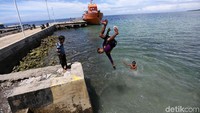 Setiap harinya anak-anak ini bermain dan berenang di sekitar dermaga.